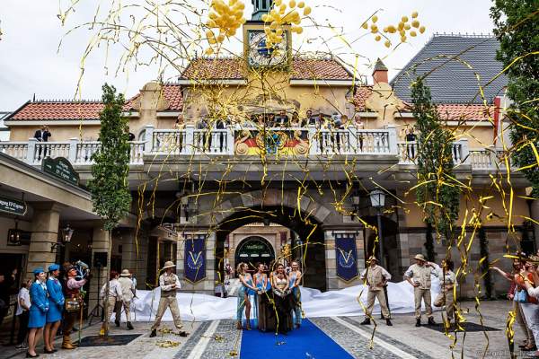 Roland Mack und Familie weihen das Helmut Kohl Palais vor dem Flying-Theater-Voletarium im Europa-Park am 1. Juni 2017 ein