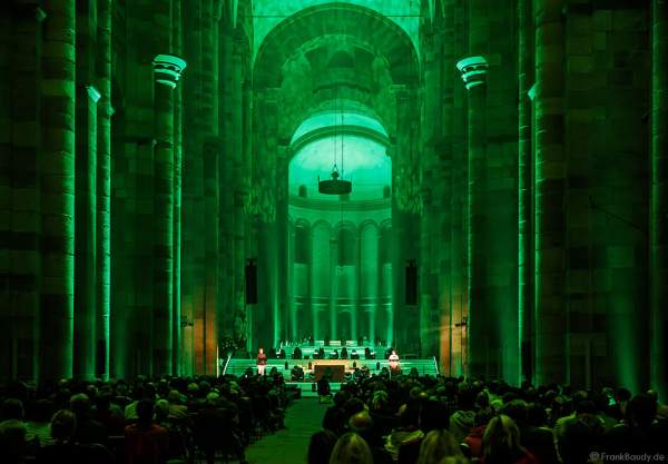 Die Sprecher Uwe Burkert und Nathalie Lenges sprachen biblischen Texte beim Glaubensfeuer im Dom zu Speyer am Pfingstsonntag (4. Juni 2017) zur 200-Jahr-Feier der Neugründung des Bistum Speyer
