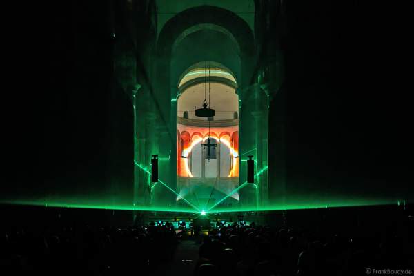 Zu Musik von Pink Floyd strahlt der Laser durch ein Prisma beim Glaubensfeuer 2017 im Dom zu Speyer