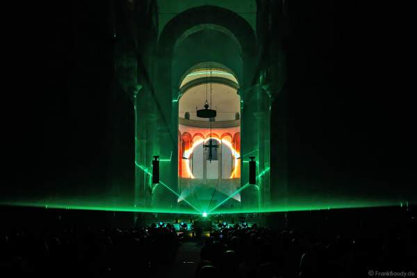 Zu Musik von Pink Floyd strahlt der Laser durch ein Prisma beim Glaubensfeuer 2017 im Dom zu Speyer