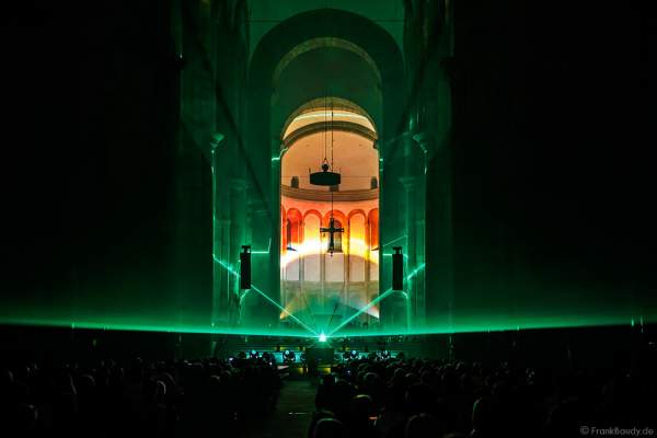 Zu Musik von Pink Floyd strahlt der Laser durch ein Prisma beim Glaubensfeuer 2017 im Dom zu Speyer