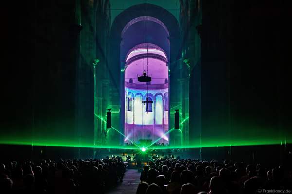 Zu Musik von Pink Floyd strahlt der Laser durch ein Prisma beim Glaubensfeuer 2017 im Dom zu Speyer