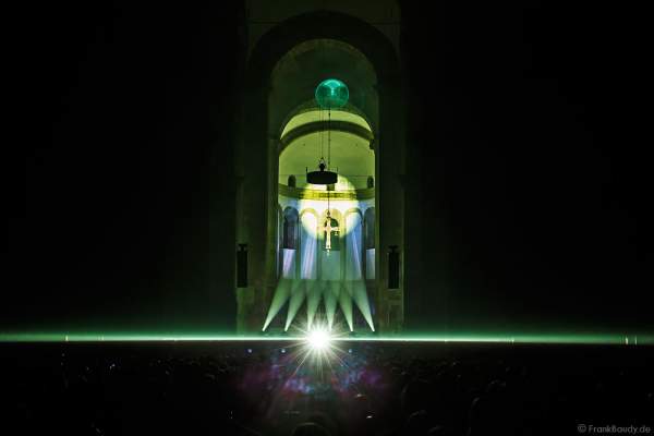 Zu Musik von Pink Floyd strahlt der Laser durch ein Prisma beim Glaubensfeuer 2017 im Dom zu Speyer