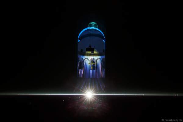 Zu Musik von Pink Floyd strahlt der Laser durch ein Prisma beim Glaubensfeuer 2017 im Dom zu Speyer