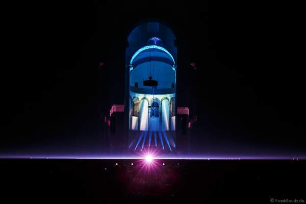 Zu Musik von Pink Floyd strahlt der Laser durch ein Prisma beim Glaubensfeuer 2017 im Dom zu Speyer