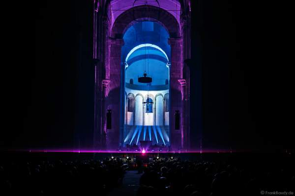 Zu Musik von Pink Floyd strahlt der Laser durch ein Prisma beim Glaubensfeuer 2017 im Dom zu Speyer