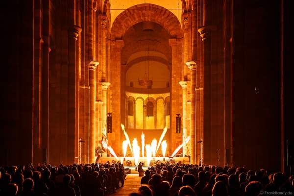 Glaubensfeuer im Dom zu Speyer am Pfingstsonntag (4. Juni 2017) zur 200-Jahr-Feier der Neugründung des Bistum Speyer