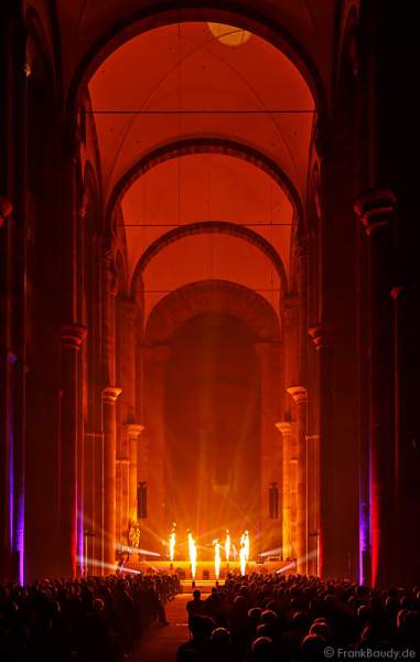 Glaubensfeuer im Dom zu Speyer am Pfingstsonntag (4. Juni 2017) zur 200-Jahr-Feier der Neugründung des Bistum Speyer