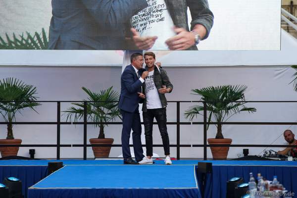 Moderator Joachim Llambi begrüst Jury Mitglied Schauspieler Raul Richter beim 2. Europäischen Missen TEAM-Cup am 6. Juli 2017 im Europa-Park in Rust