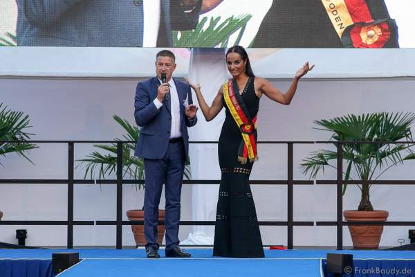 Moderator Joachim Llambi begrüst Jury Mitglied Manuela Thoma-Adofo beim 2. Europäischen Missen TEAM-Cup am 6. Juli 2017 im Europa-Park in Rust
