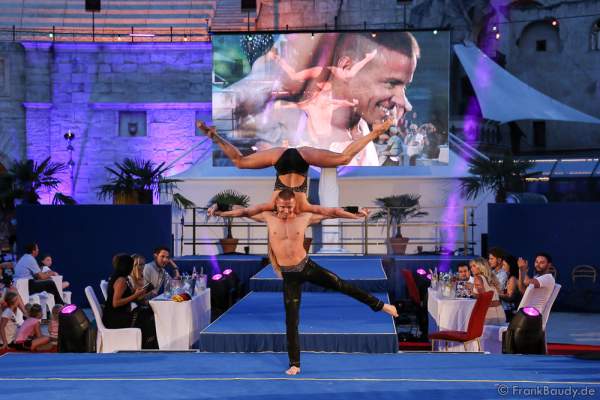 Künstler Anton Yashchuk (Pole Akrobatik) 2. Europäischen Missen TEAM-Cup am 6. Juli 2017 im Europa-Park in Rust