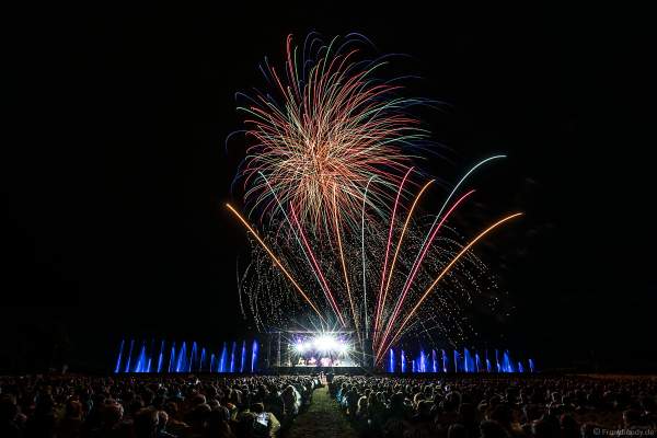 Konzert mit Patricia Kaas beim Festival-Vents-d-Est mit Wassershow und Feuerwerk bei Art et Lumière 2017 in Furdenheim