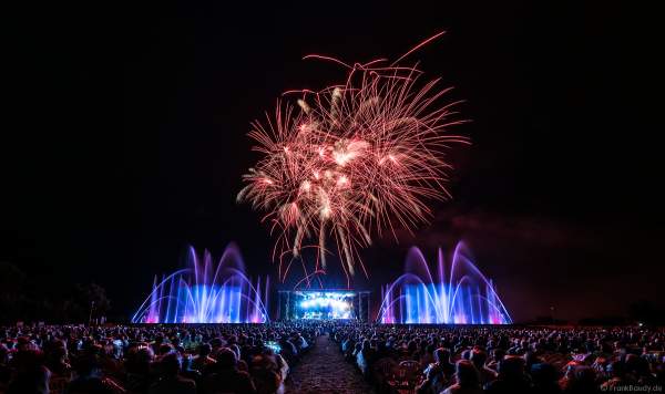 Konzert mit Patricia Kaas beim Festival-Vents-d-Est mit Wassershow und Feuerwerk bei Art et Lumière 2017 in Furdenheim