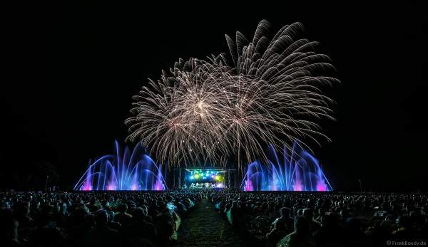 Konzert mit Patricia Kaas beim Festival-Vents-d-Est mit Wassershow und Feuerwerk bei Art et Lumière 2017 in Furdenheim