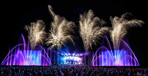 Konzert mit Patricia Kaas beim Festival-Vents-d-Est mit Wassershow und Feuerwerk bei Art et Lumière 2017 in Furdenheim