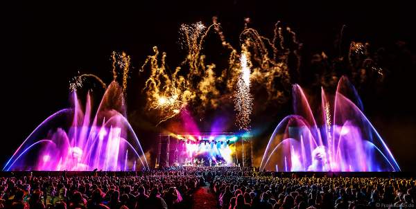 Konzert mit Patricia Kaas beim Festival-Vents-d-Est mit Wassershow und Feuerwerk bei Art et Lumière 2017 in Furdenheim