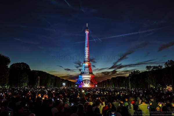 Beleuchteter Eiffelturm in Tricolor bei Nacht vor dem Feuerwerk beim Nationalfeiertag am 14. Juli 2017 in Paris