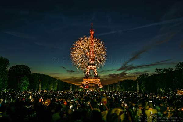Dazzling fireworks display at the Eiffel Tower on the french national day - Bastille day 2017 in Paris - Theme: Olympic Games 2024