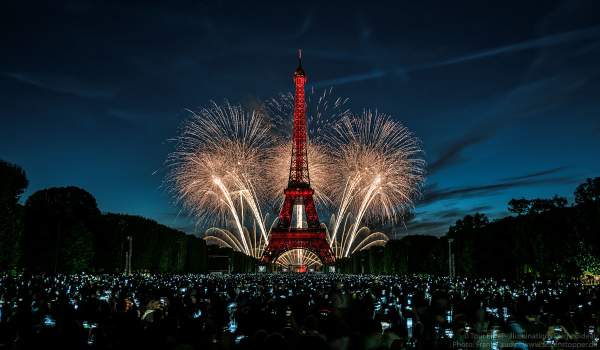 Feuerwerk auf dem Eiffelturm beim Nationalfeiertag am 14. Juli 2017 in Paris - Thema Olympischen Spiele 2024