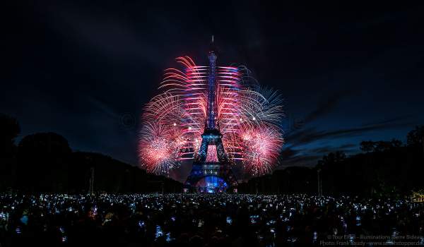 Dazzling fireworks display at the Eiffel Tower on the french national day - Bastille day 2017 in Paris - Theme: Olympic Games 2024