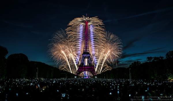 Feuerwerk auf dem Eiffelturm beim Nationalfeiertag am 14. Juli 2017 in Paris - Thema Olympischen Spiele 2024
