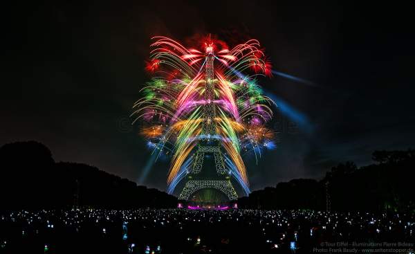 Feuerwerk auf dem Eiffelturm beim Nationalfeiertag am 14. Juli 2017 in Paris - Thema Olympischen Spiele 2024