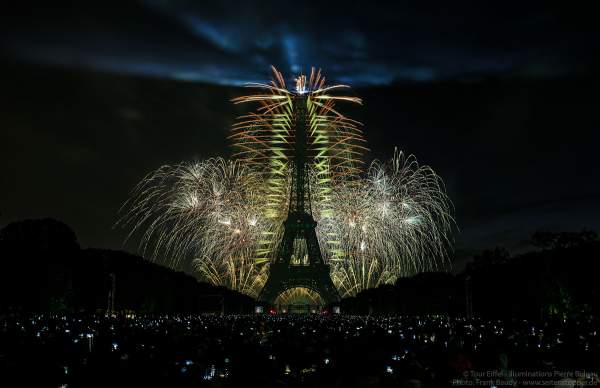 Feuerwerk auf dem Eiffelturm beim Nationalfeiertag am 14. Juli 2017 in Paris - Thema Olympischen Spiele 2024