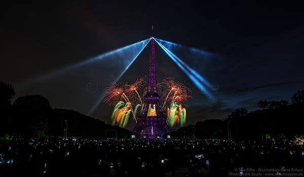 Feuerwerk auf dem Eiffelturm beim Nationalfeiertag am 14. Juli 2017 in Paris - Thema Olympischen Spiele 2024