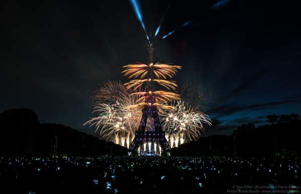 Le feu d’artifice du 14 juillet 2017 à la Tour Eiffel - candidature Olympiques 2024