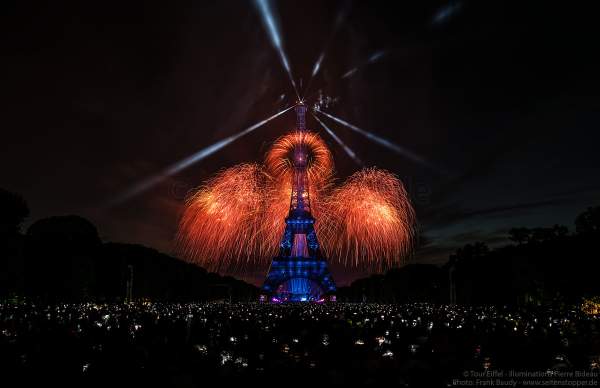Feuerwerk auf dem Eiffelturm beim Nationalfeiertag am 14. Juli 2017 in Paris - Thema Olympischen Spiele 2024