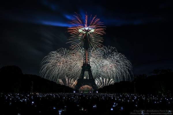 Feuerwerk auf dem Eiffelturm beim Nationalfeiertag am 14. Juli 2017 in Paris - Thema Olympischen Spiele 2024