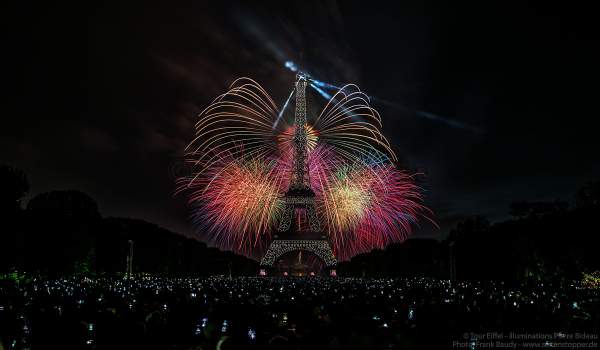 Le feu d’artifice du 14 juillet 2017 à la Tour Eiffel - candidature Olympiques 2024