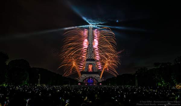 Feuerwerk auf dem Eiffelturm beim Nationalfeiertag am 14. Juli 2017 in Paris - Thema Olympischen Spiele 2024