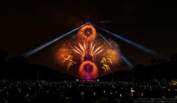 Feuerwerk auf dem Eiffelturm beim Nationalfeiertag am 14. Juli 2017 in Paris - Thema Olympischen Spiele 2024