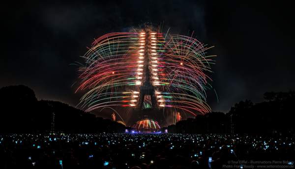 Le feu d’artifice du 14 juillet 2017 à la Tour Eiffel - candidature Olympiques 2024