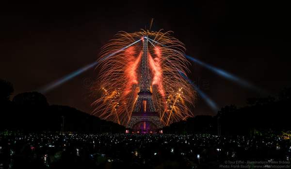 Feuerwerk auf dem Eiffelturm beim Nationalfeiertag am 14. Juli 2017 in Paris - Thema Olympischen Spiele 2024