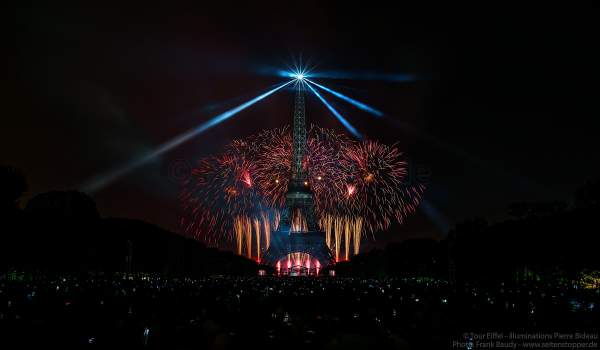 Feuerwerk auf dem Eiffelturm beim Nationalfeiertag am 14. Juli 2017 in Paris - Thema Olympischen Spiele 2024