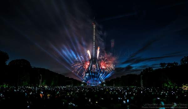 Feuerwerk auf dem Eiffelturm beim Nationalfeiertag am 14. Juli 2017 in Paris - Thema Olympischen Spiele 2024