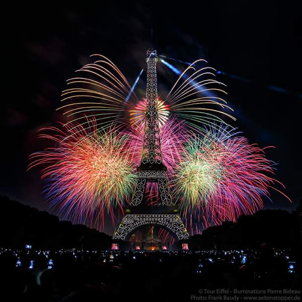 Feuerwerk auf dem Eiffelturm beim Nationalfeiertag am 14. Juli 2017 in Paris - Thema Olympischen Spiele 2024