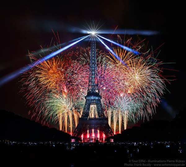 Feuerwerk auf dem Eiffelturm beim Nationalfeiertag am 14. Juli 2017 in Paris - Thema Olympischen Spiele 2024