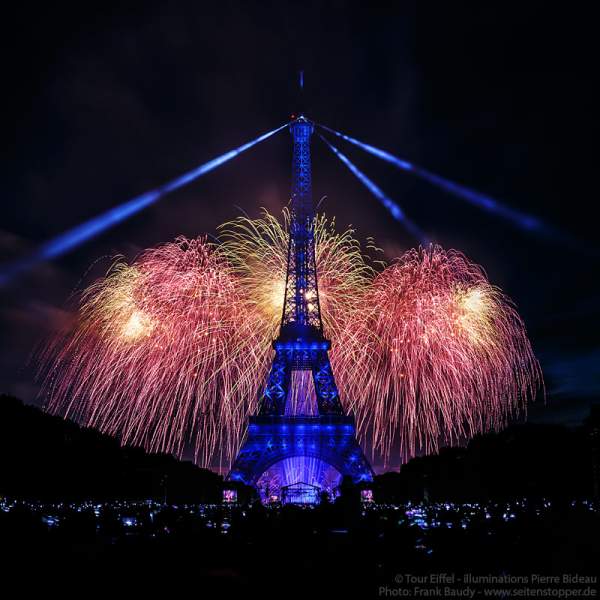 Feuerwerk auf dem Eiffelturm beim Nationalfeiertag am 14. Juli 2017 in Paris - Thema Olympischen Spiele 2024