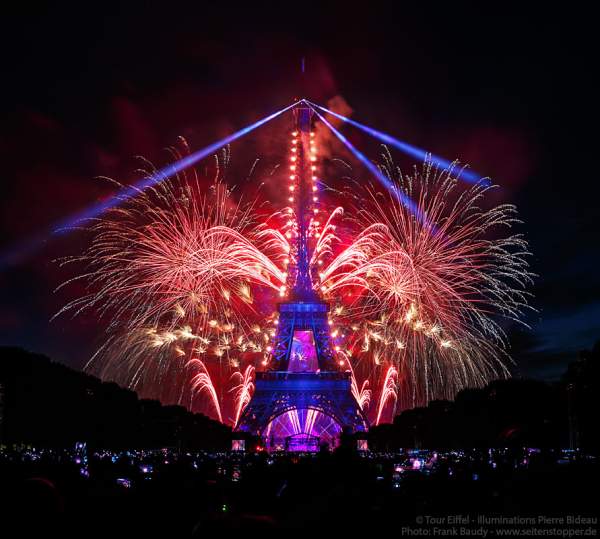 Le feu d’artifice du 14 juillet 2017 à la Tour Eiffel - candidature Olympiques 2024