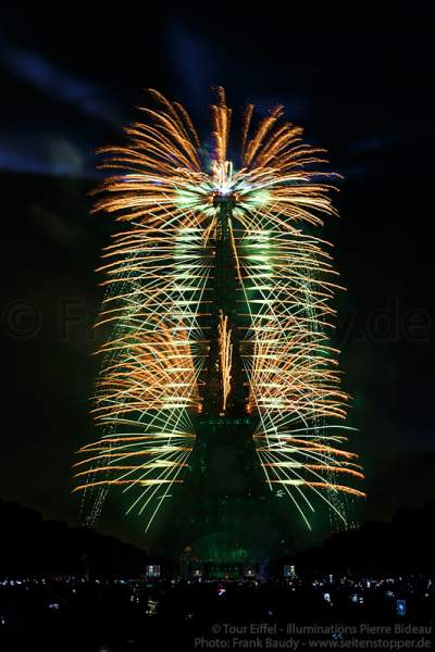 Feuerwerk auf dem Eiffelturm beim Nationalfeiertag am 14. Juli 2017 in Paris - Thema Olympischen Spiele 2024