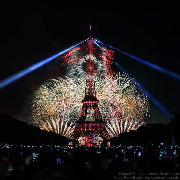 Feuerwerk auf dem Eiffelturm beim Nationalfeiertag am 14. Juli 2017 in Paris - Thema Olympischen Spiele 2024