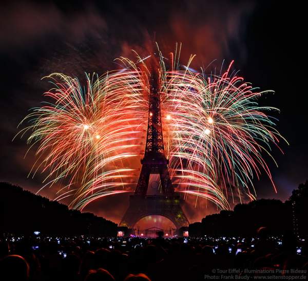 Le feu d’artifice du 14 juillet 2017 à la Tour Eiffel - candidature Olympiques 2024