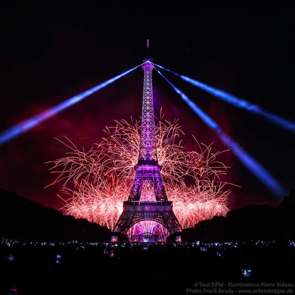 Feuerwerk auf dem Eiffelturm beim Nationalfeiertag am 14. Juli 2017 in Paris - Thema Olympischen Spiele 2024
