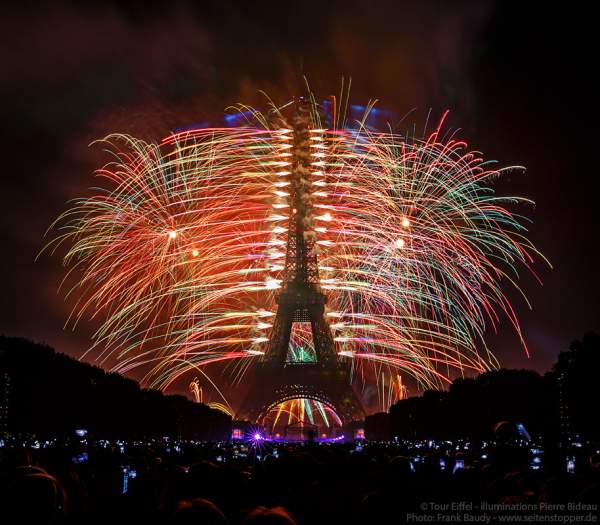 Le feu d’artifice du 14 juillet 2017 à la Tour Eiffel - candidature Olympiques 2024