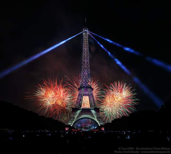 Feuerwerk auf dem Eiffelturm beim Nationalfeiertag am 14. Juli 2017 in Paris - Thema Olympischen Spiele 2024