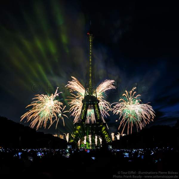 Feuerwerk auf dem Eiffelturm beim Nationalfeiertag am 14. Juli 2017 in Paris - Thema Olympischen Spiele 2024
