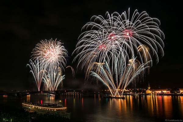 Feuerwerk auf der Theodor-Heuss-Brücke zwischen Mainz und Wiesbaden bei den Mainzer Sommerlichter 2017